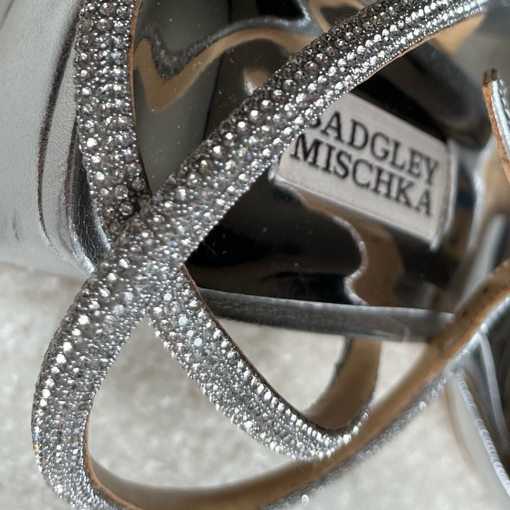 Badgley Mischka Silver Infinity II Leather Block Heel Sandals - Size 8-1/2M - Picture 4 of 16